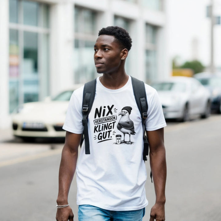 Mann mit Rucksack spaziert durch die Stadt im T-Shirt mit grummeliger Möwe