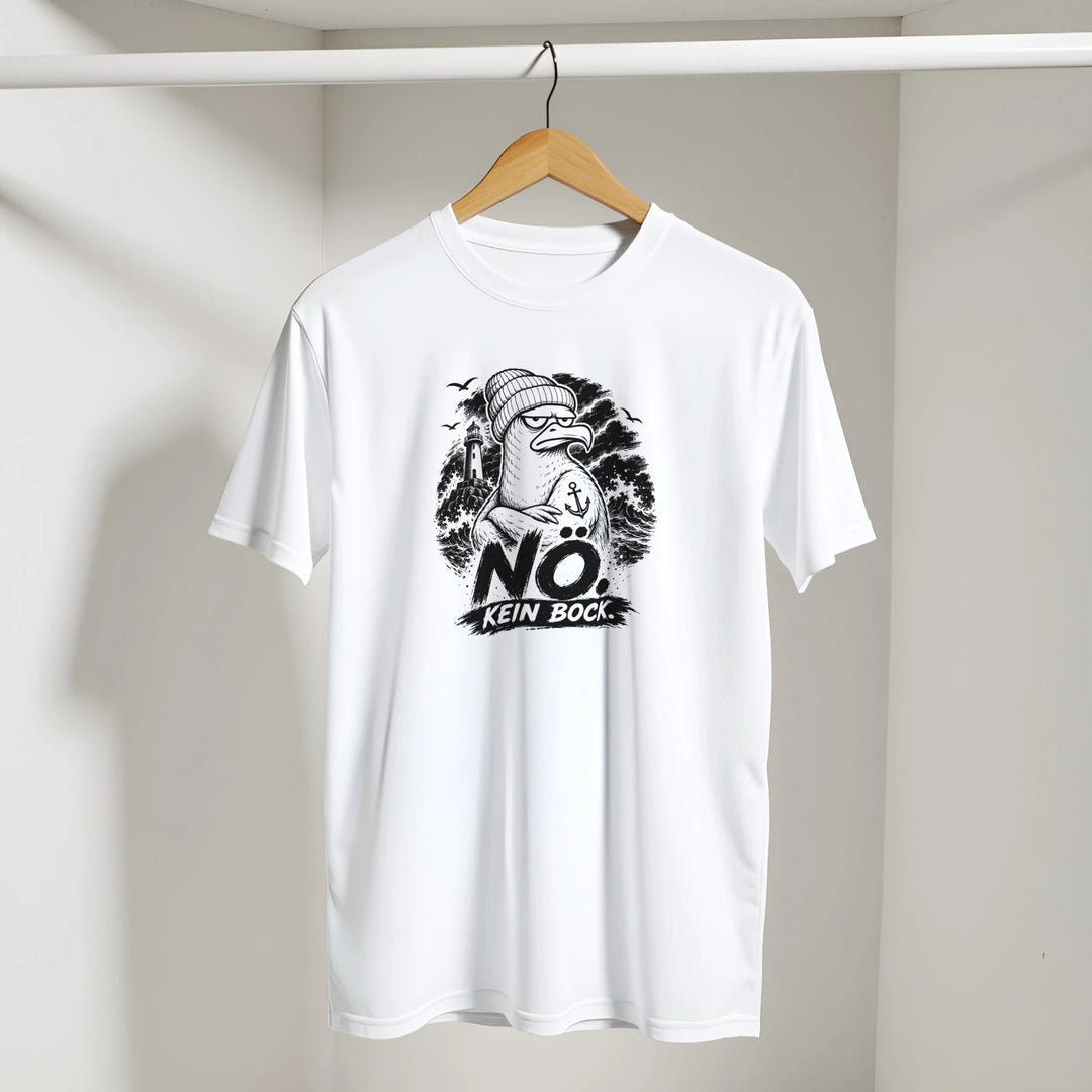 Weißes T-Shirt hängt an Holzbügel in heller Zimmerecke