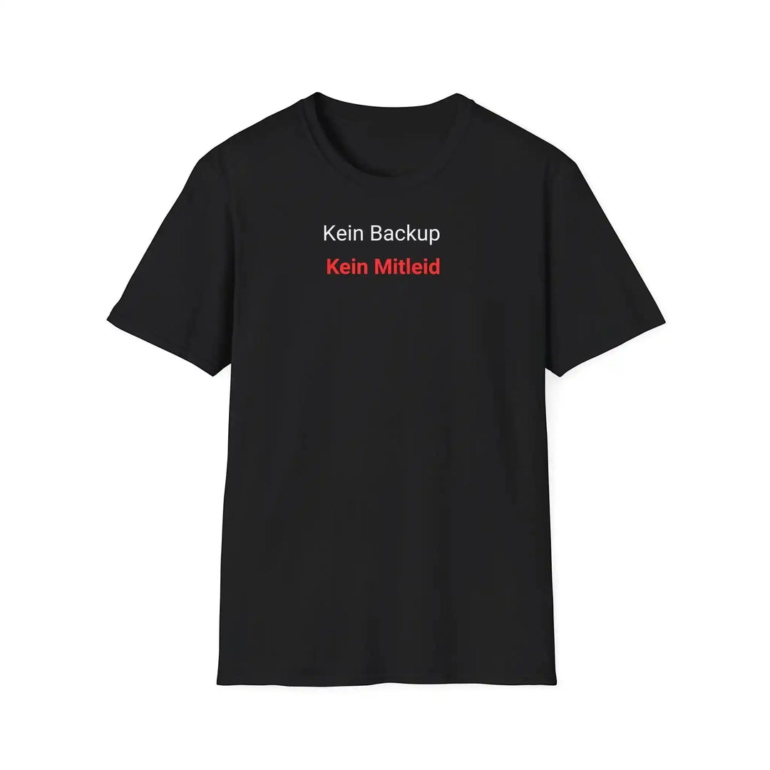 Schwarzes „Kein Backup Kein Mitleid“-T-Shirt als Flatlay vor weißem Hintergrund, Frontalansicht.