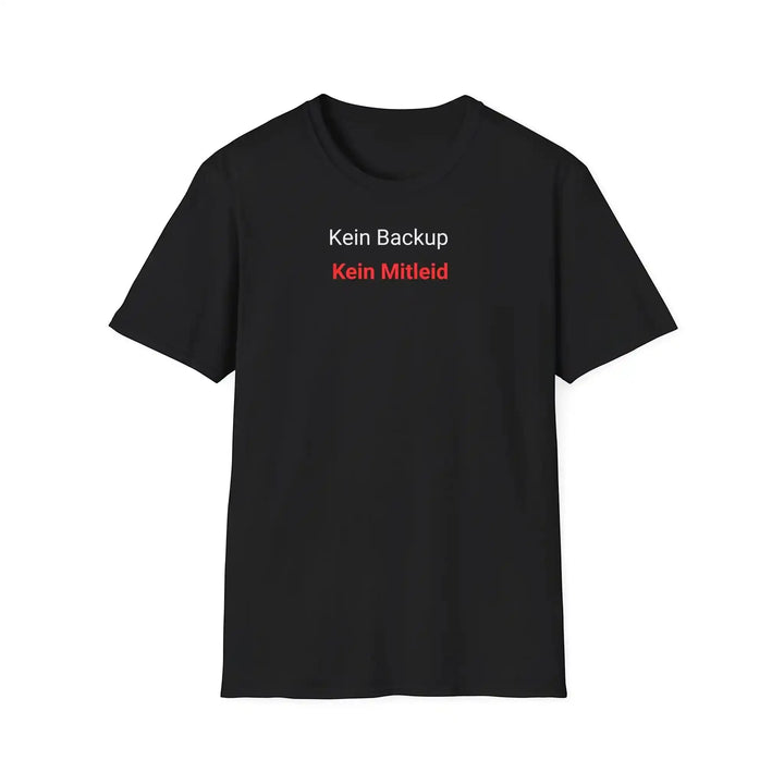 Schwarzes „Kein Backup Kein Mitleid“-T-Shirt als Flatlay vor weißem Hintergrund, Frontalansicht.