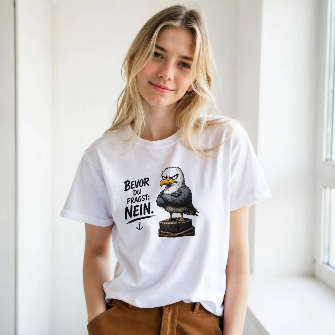 Blonde Frau lächelt im weißen T-Shirt, Frontansicht am hellen Fenster