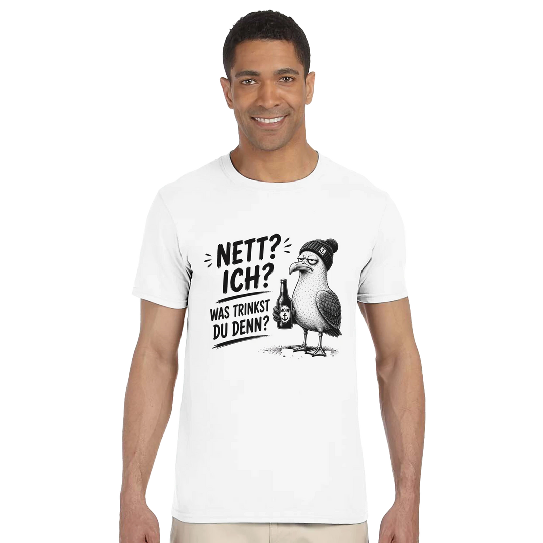 Lächelnder Mann im Fotostudio vor weißem Hintergrund trägt das T-Shirt &