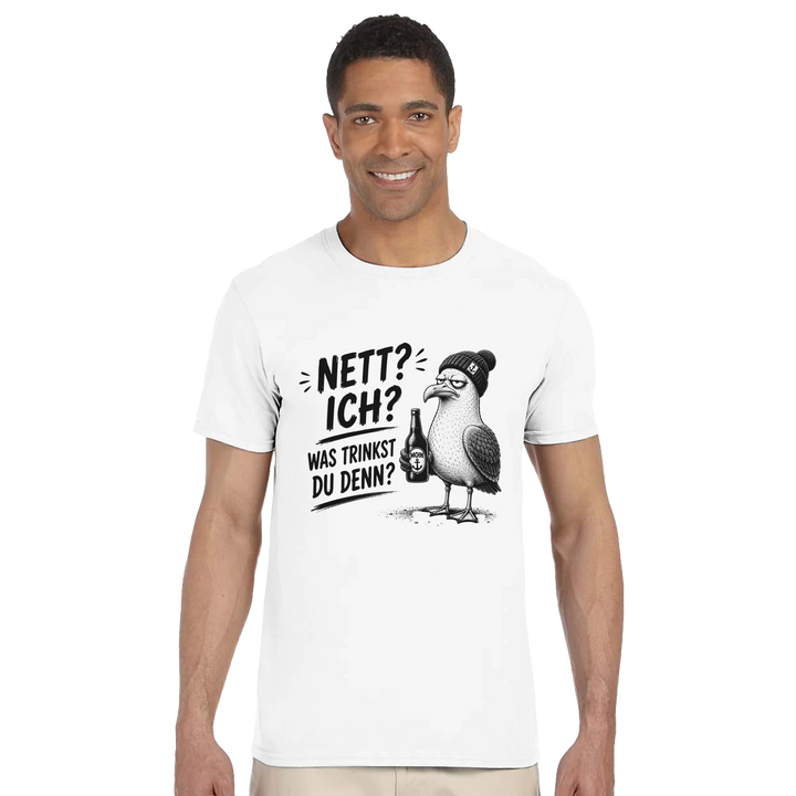 Lächelnder Mann im Fotostudio vor weißem Hintergrund trägt das T-Shirt &