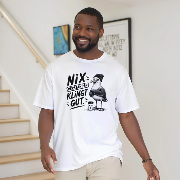 Lächelnder Mann geht zuhause die Treppe hinunter im T-Shirt mit grummeliger Möwe
