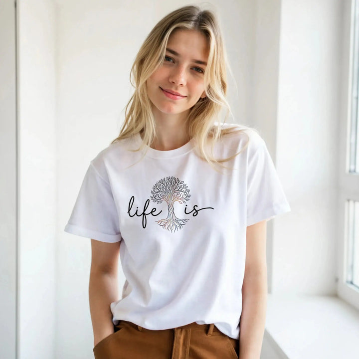 Frau in weißem T-Shirt mit Lebensbaum-Schriftzug &