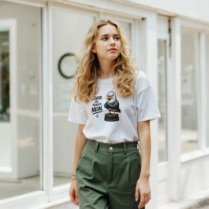 Frau trägt das T-Shirt mit Möwen-Print vor einem Schaufenster in der Stadt