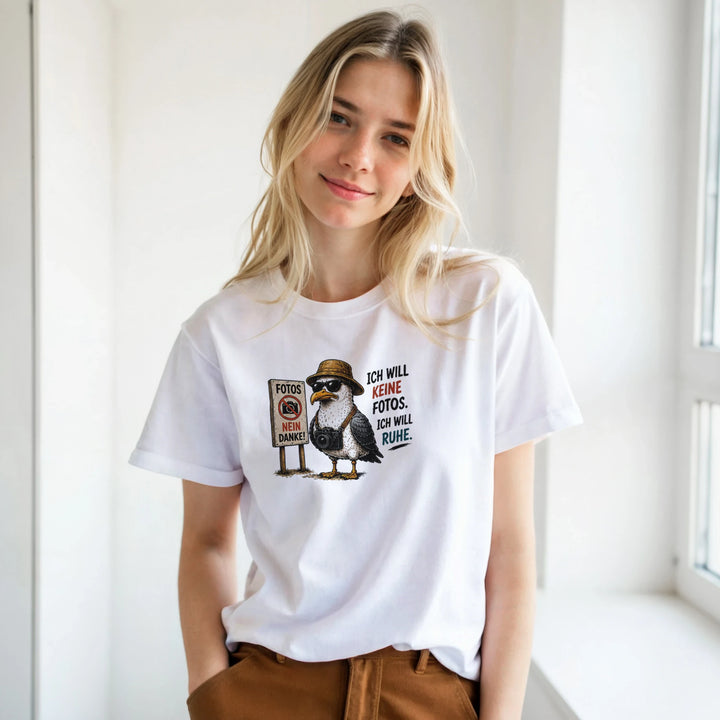 Blonde Frau am Fenster trägt das weiße Möwen-Shirt mit dem Spruch &