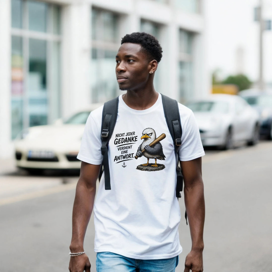 Mann mit Rucksack trägt das T-Shirt mit Möwen-Print beim Spaziergang durch die Stadt.