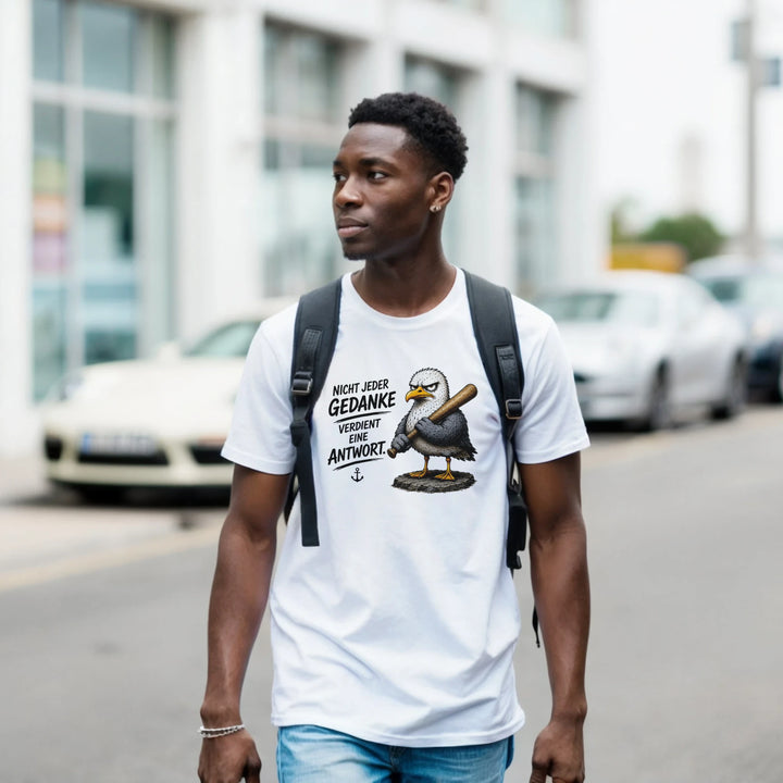 Mann mit Rucksack trägt das T-Shirt mit Möwen-Print beim Spaziergang durch die Stadt.