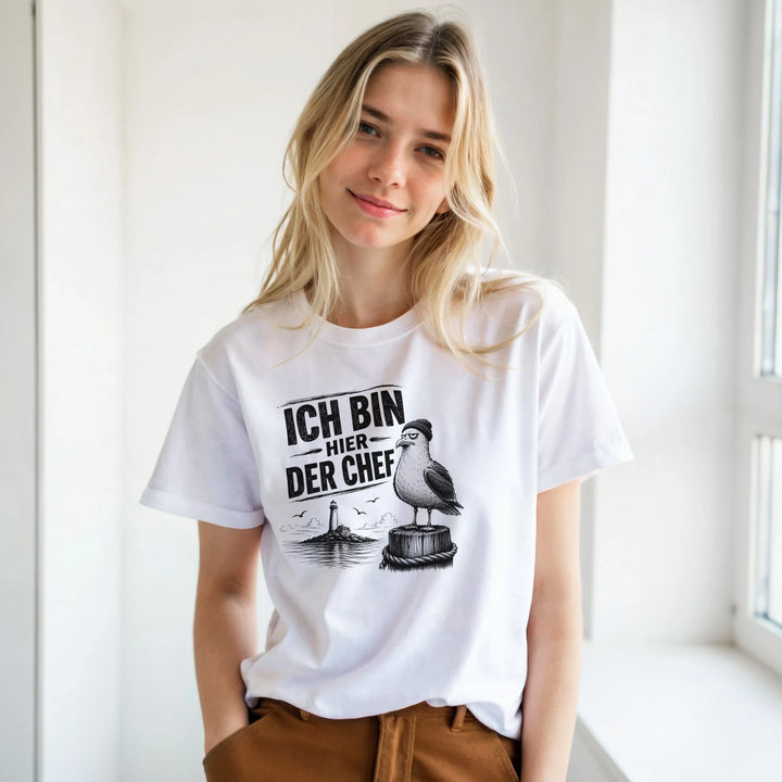 Junge Frau am Fenster trägt das Möwen-Shirt &