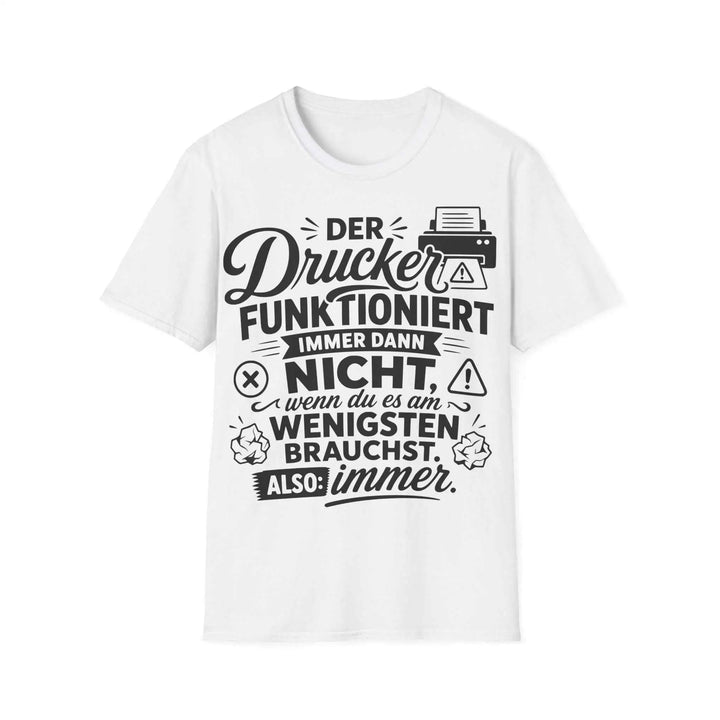 Weißes T-Shirt mit dem Aufdruck „Der Drucker funktioniert immer dann nicht, wenn du es am wenigsten brauchst.“ als Flatlay vor weißem Hintergrund, Frontalansicht.