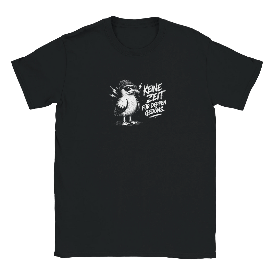 Flatlay des schwarzen T-Shirts mit Möwe in Beanie und Sonnenbrille sowie Schriftzug „Keine Zeit für Deppen-Gedöns.“