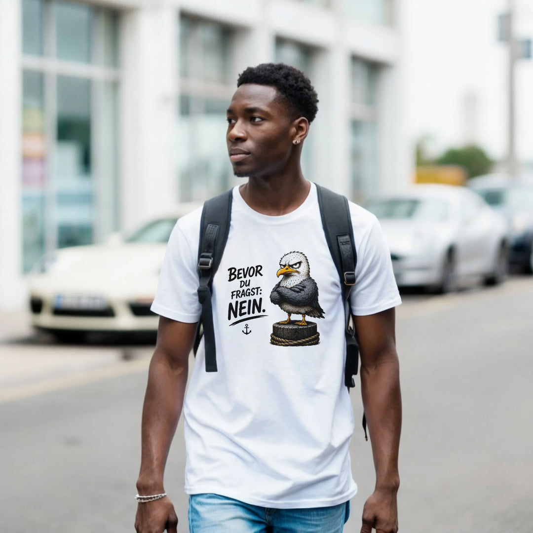 Mann mit Rucksack trägt das T-Shirt mit Möwen-Print auf einer Stadtstraße