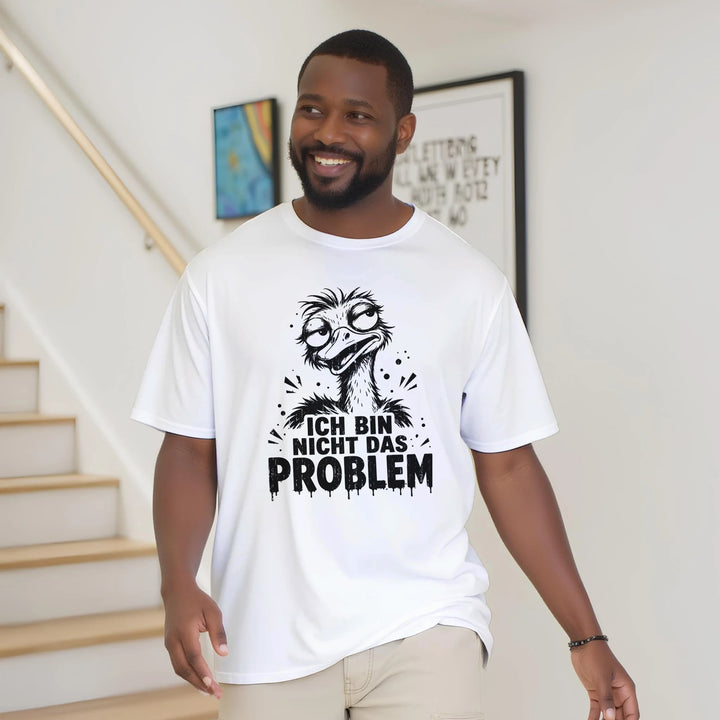 Lächelnder Mann trägt das T-Shirt locker im Wohnbereich mit Treppe