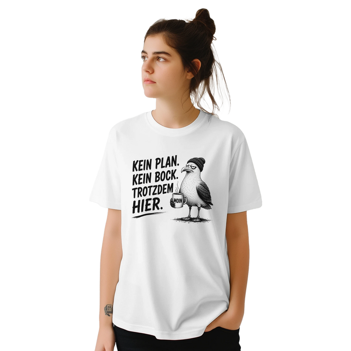 Frau mit Dutt im Studio, weißes T-Shirt mit Möwen-Motiv, Blick zur Seite