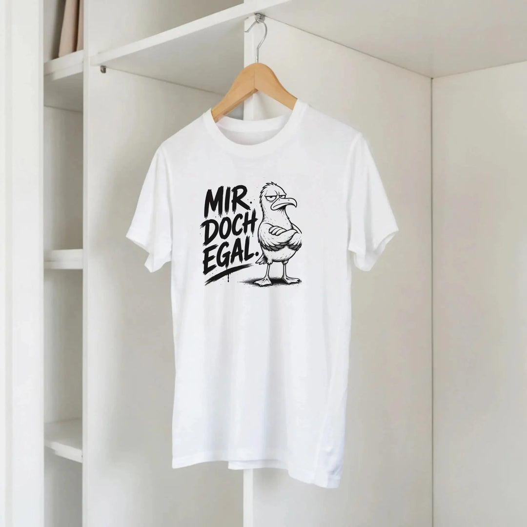 Weißes T-Shirt hängt auf Kleiderbügel im Schrank, Möwe mit verschränkten Flügeln