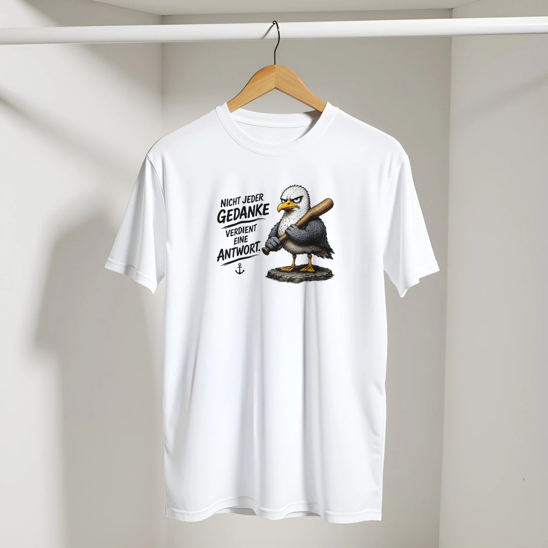 Nahaufnahme des aufgehängten weißen T-Shirts mit Möwe und Baseballschläger.