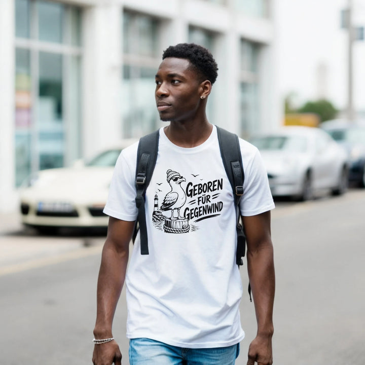 Mann mit Rucksack spaziert durch die Stadt im T-Shirt mit Möwen-Print