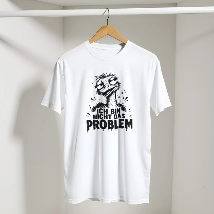 T-Shirt mit Emu-Motiv hängt an Kleiderstange in hellem, lichtdurchflutetem Raum