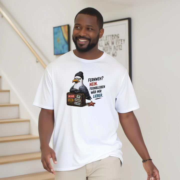 Mann im Oversized-Fit des weißen Möwen-Shirts geht lächelnd eine Treppe hinunter.