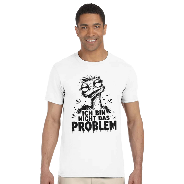 Lächelnder Mann in eng sitzendem weißen T-Shirt vor Studiohintergrund
