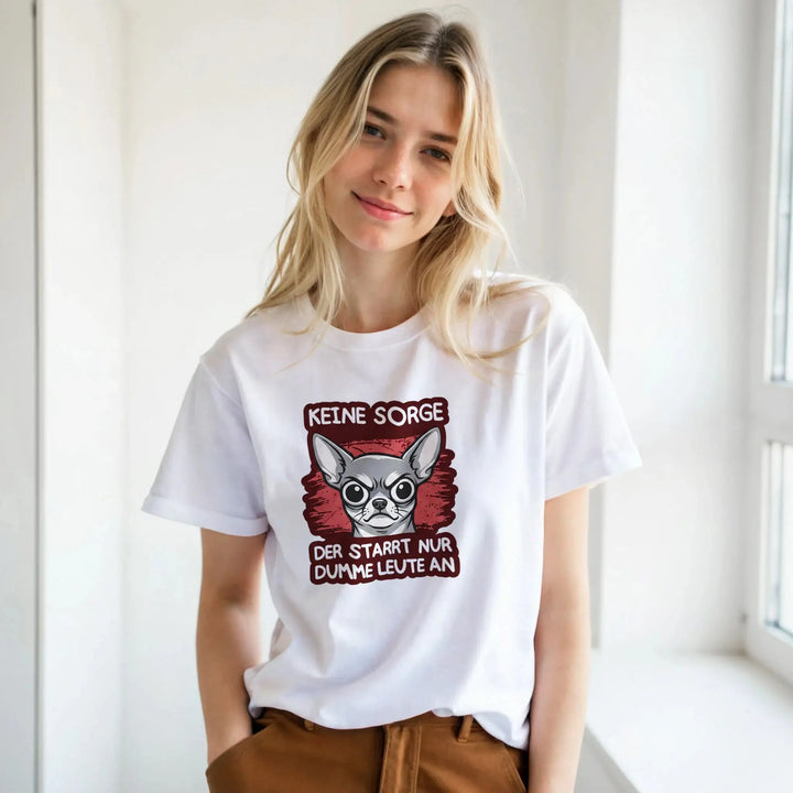 Nahaufnahme des Chihuahua-Prints auf weißem T-Shirt, Frau posiert am Fenster