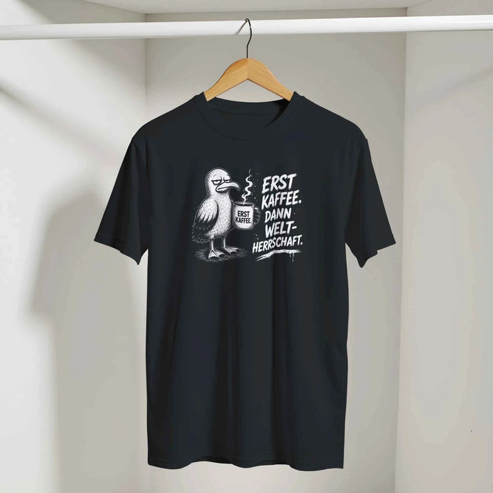 Schwarzes T-Shirt mit Möwen-Kaffee-Print auf einem Kleiderbügel hängend