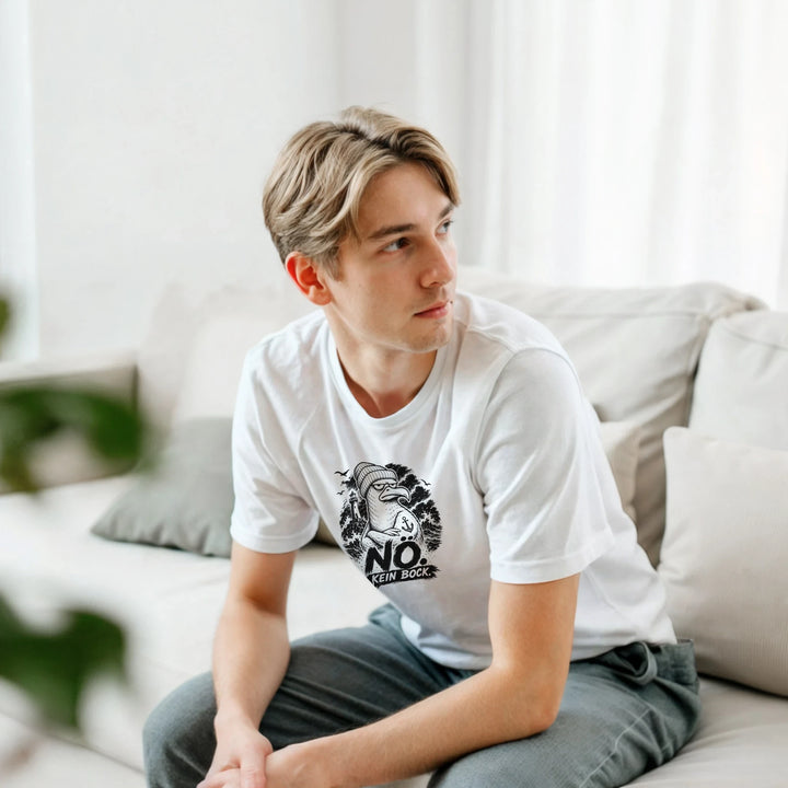 Junger Mann sitzt entspannt auf dem Sofa im weißen &