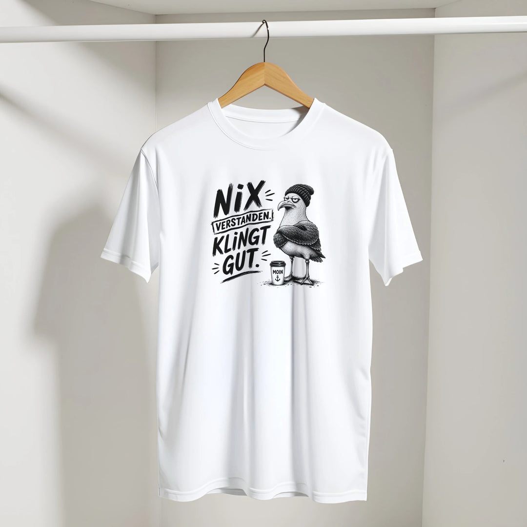 Weißes T-Shirt mit grummeliger Möwe auf Kleiderbügel hängend