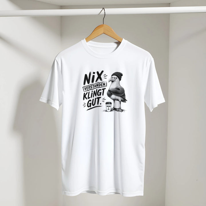 Weißes T-Shirt mit grummeliger Möwe auf Kleiderbügel hängend