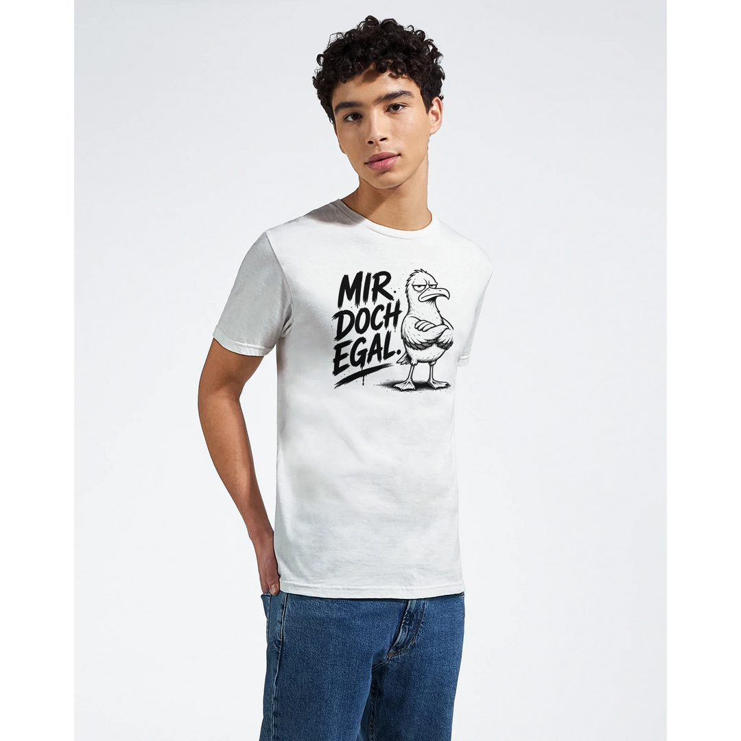 Junger Mann mit Locken in Jeans, weißes T-Shirt mit Spruch-Print im Studio