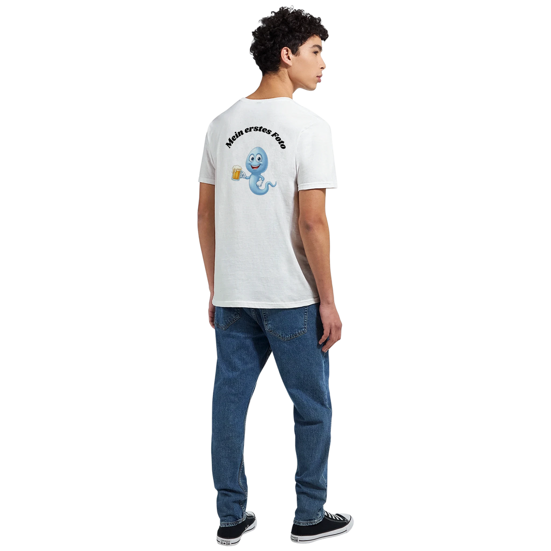 Mann von hinten trägt weißes „Mein erstes Foto“ T-Shirt mit Rückenprint