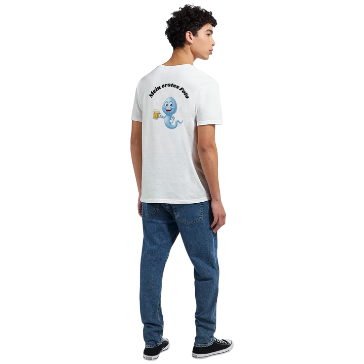 Mann von hinten trägt weißes „Mein erstes Foto“ T-Shirt mit Rückenprint
