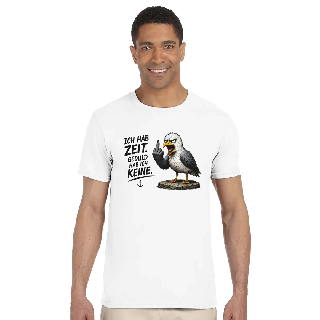 Lächelnder Mann im weißen T-Shirt mit Möwen-Motiv vor neutralem Studiohintergrund.