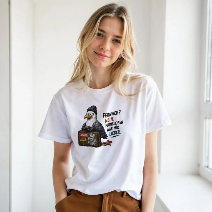 Blonde Frau am Fenster trägt das weiße Möwen-Shirt mit dem Spruch &