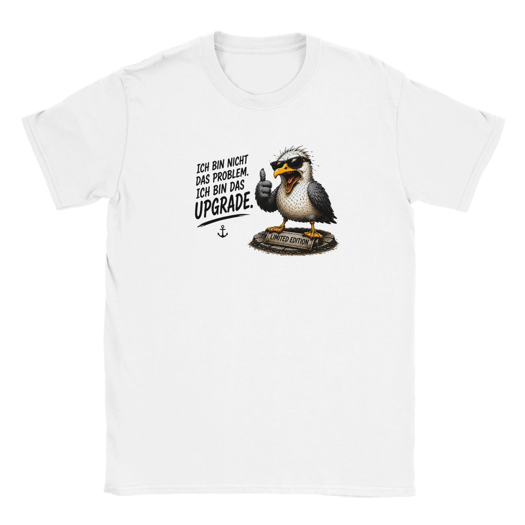 Flatlay des weißen T-Shirts mit Möwen-Print auf hellgrauem Hintergrund