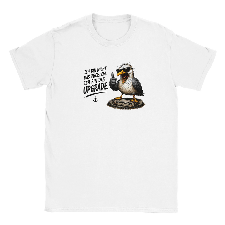 Flatlay des weißen T-Shirts mit Möwen-Print auf hellgrauem Hintergrund