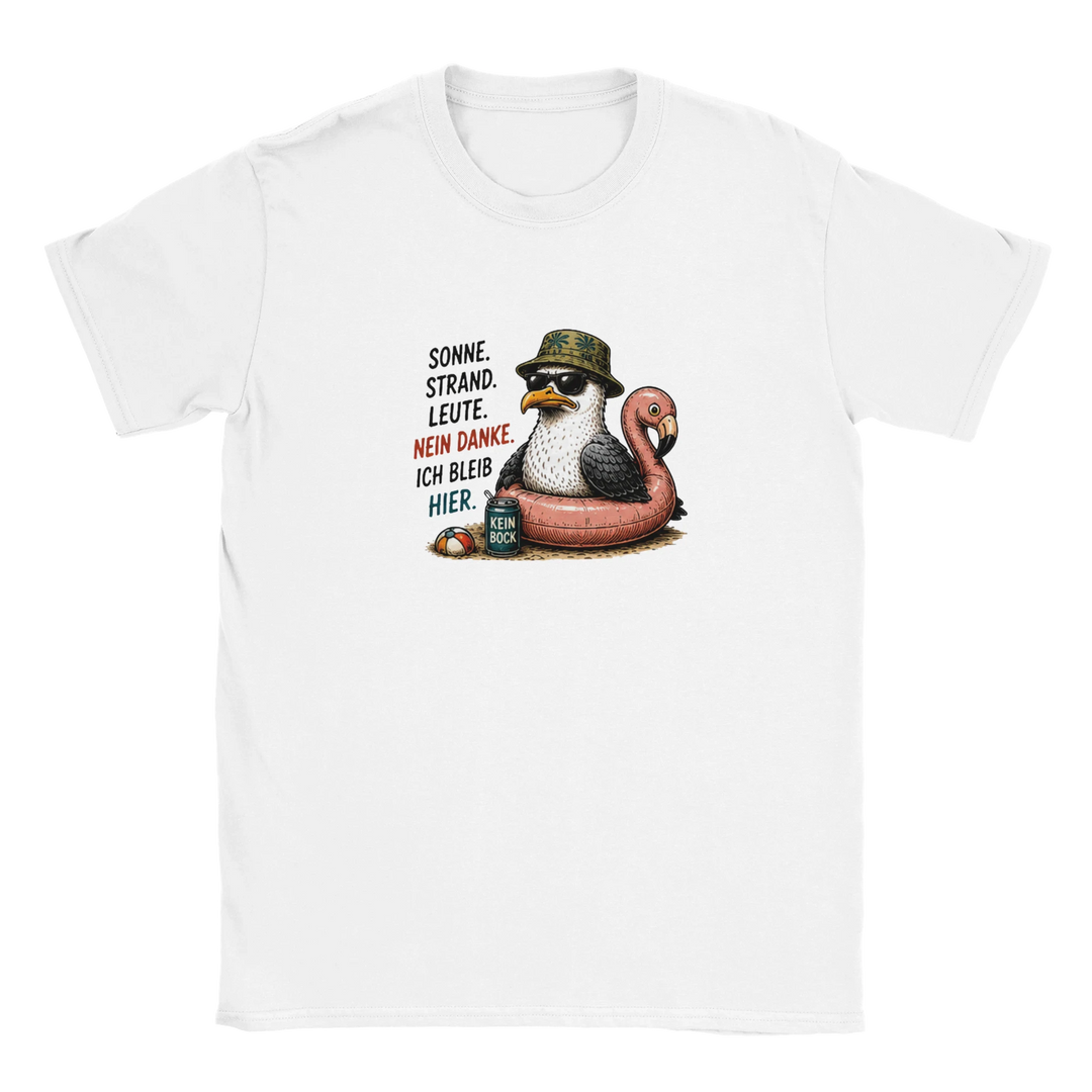 Produktfoto: Weißes T-Shirt mit Möwen-Illustration und Spruch „Sonne. Strand. Leute. Nein danke. Ich bleib hier.“ freigestellt ohne Model.