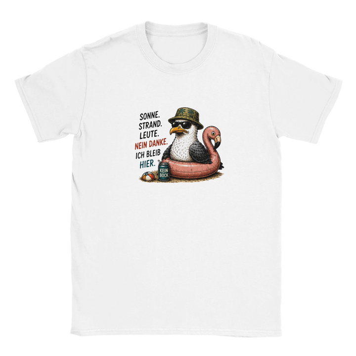 Produktfoto: Weißes T-Shirt mit Möwen-Illustration und Spruch „Sonne. Strand. Leute. Nein danke. Ich bleib hier.“ freigestellt ohne Model.