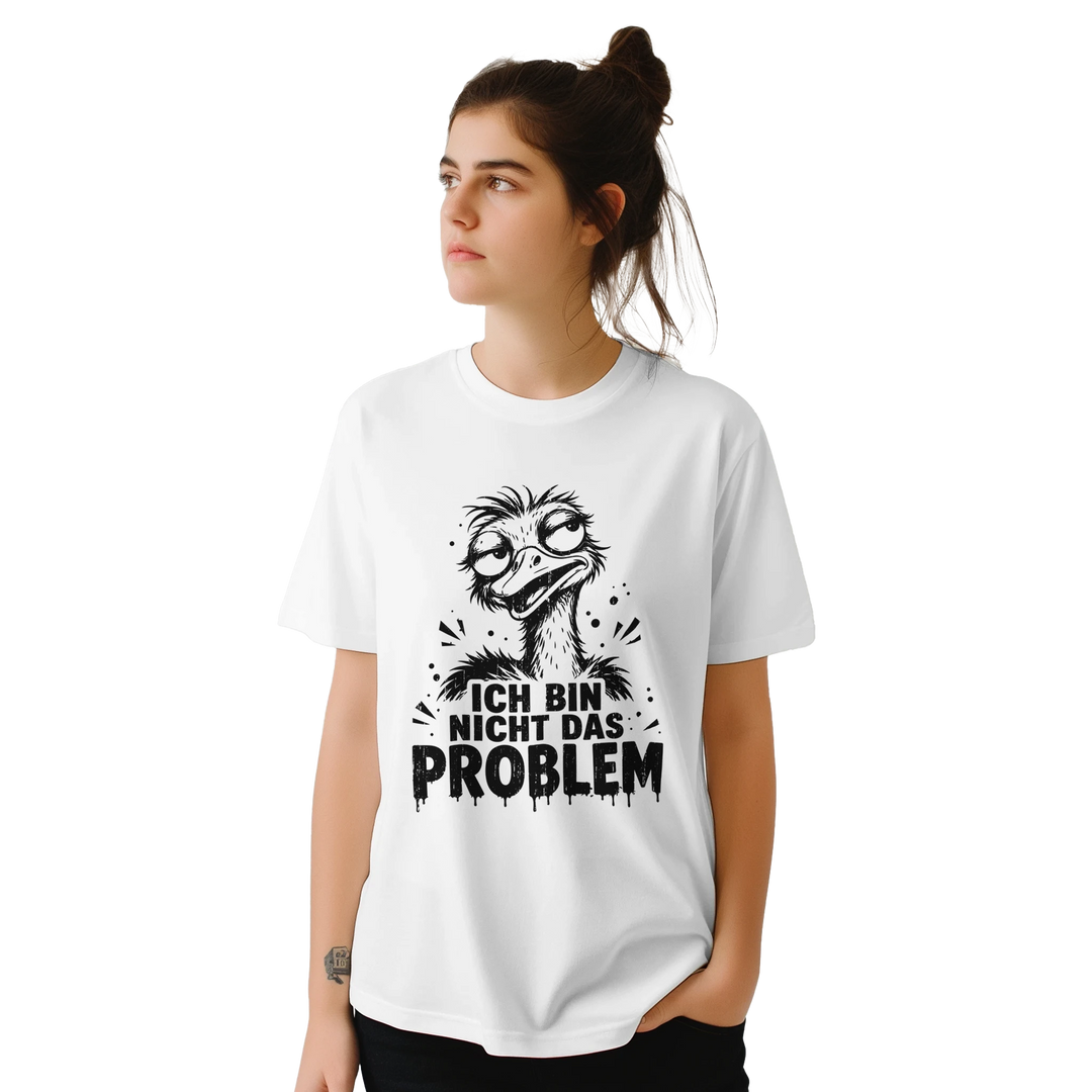 Frau mit Dutt, Nahaufnahme des Oberkörpers im weiten weißen T-Shirt