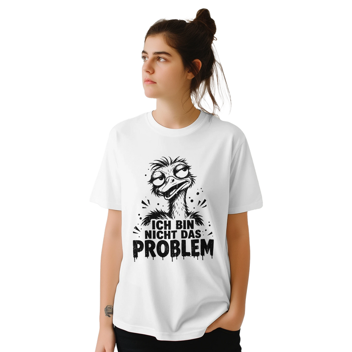 Frau mit Dutt, Nahaufnahme des Oberkörpers im weiten weißen T-Shirt