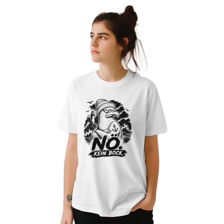 Frau mit Dutt und Tattoo am Handgelenk trägt weißes T-Shirt im Studio