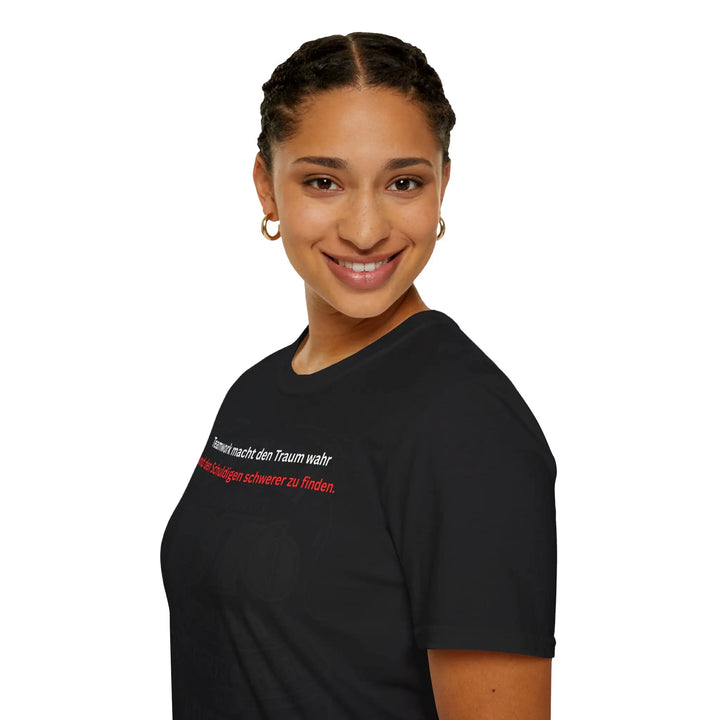 Nahaufnahme einer lächelnden Frau im schwarzen „Teamwork“-T-Shirt