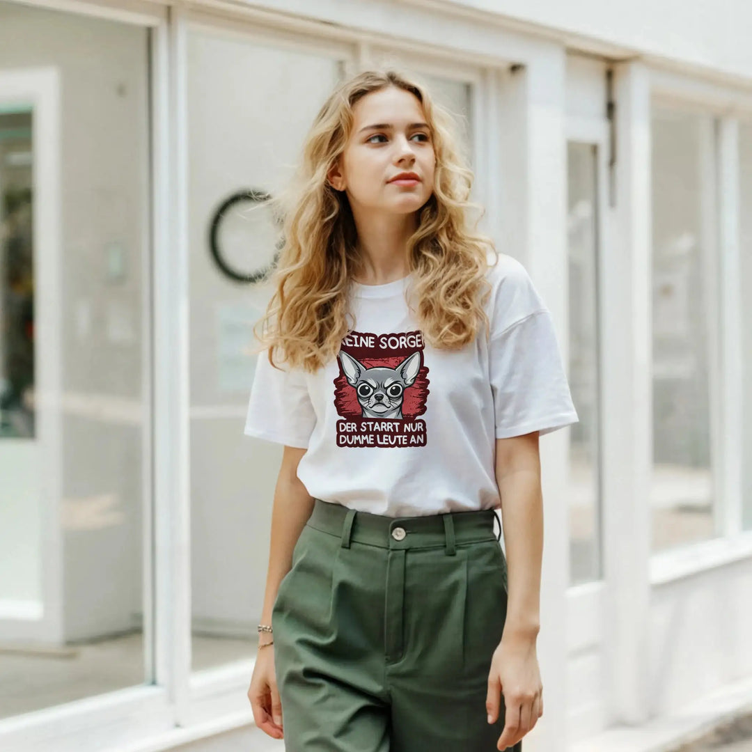 Frau trägt weißes T-Shirt mit Chihuahua-Print &