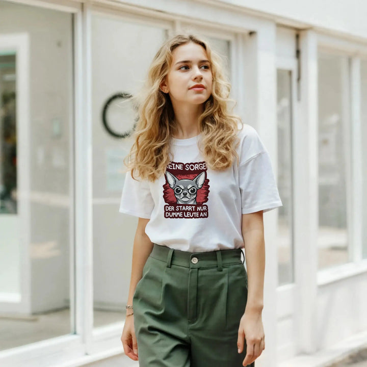 Frau trägt weißes T-Shirt mit Chihuahua-Print &