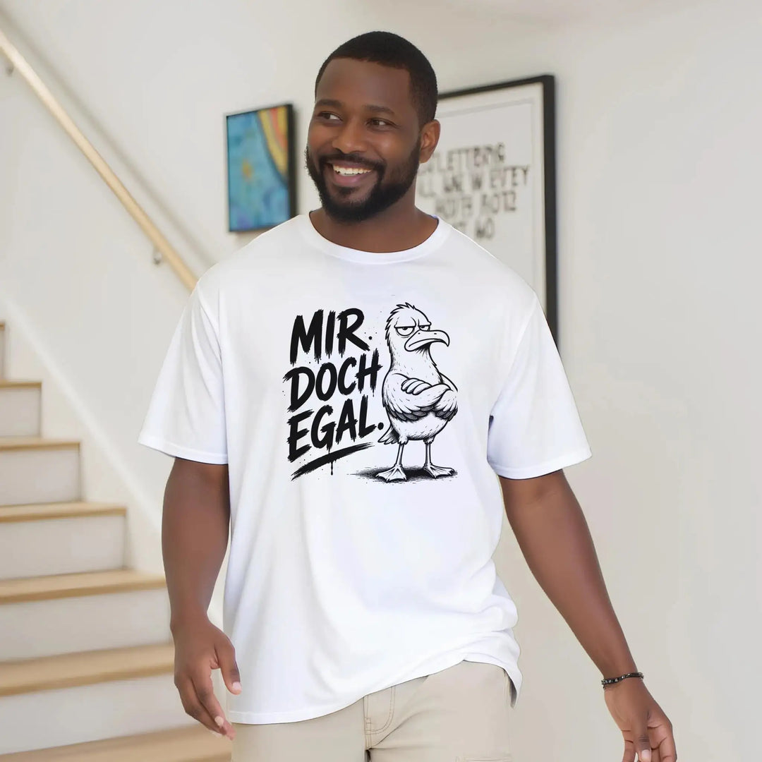 Lächelnder Mann im Treppenhaus trägt weißes T-Shirt mit trotziger Möwe