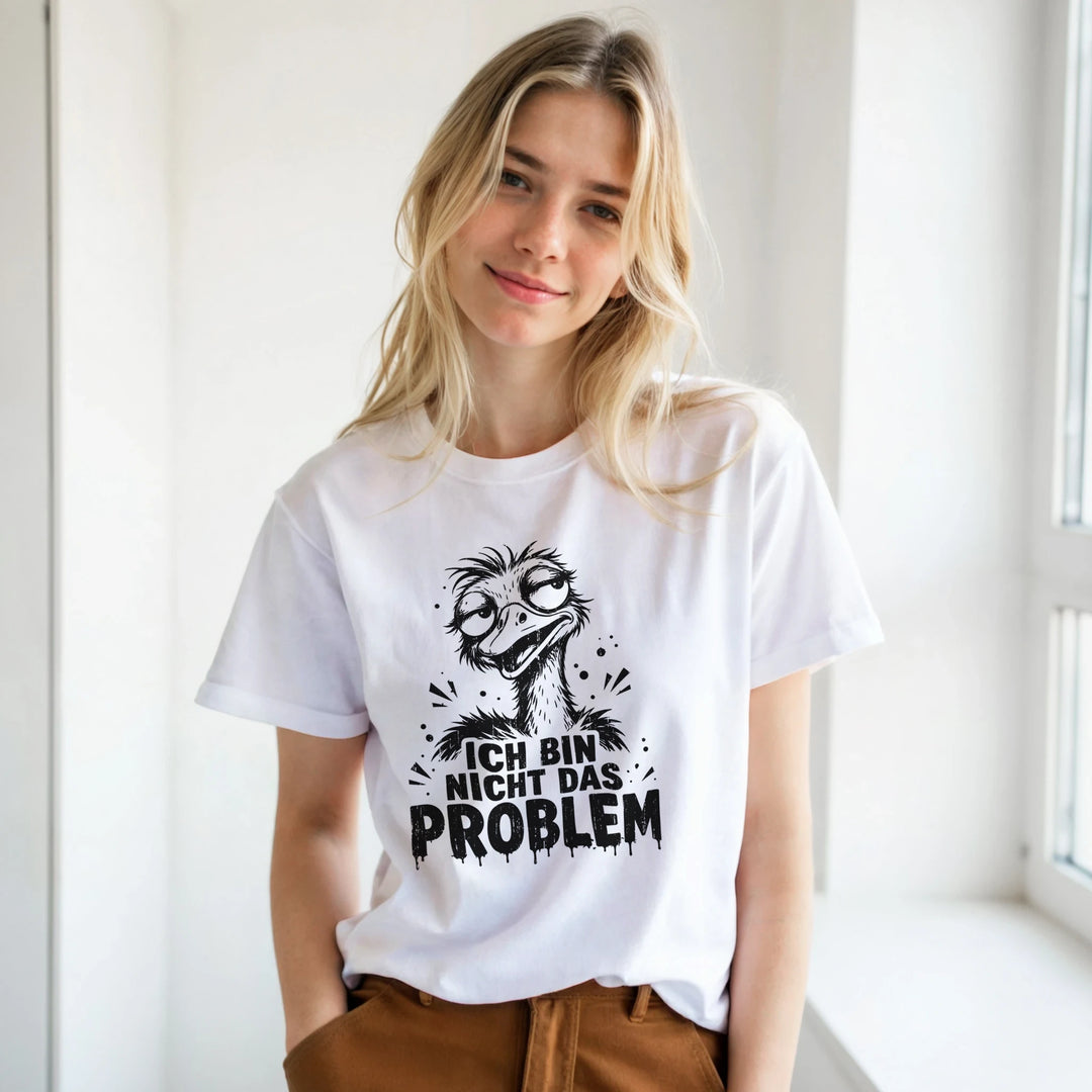 Frau trägt weißes T-Shirt mit Emu-Print und Spruch 'Ich bin nicht das Problem'