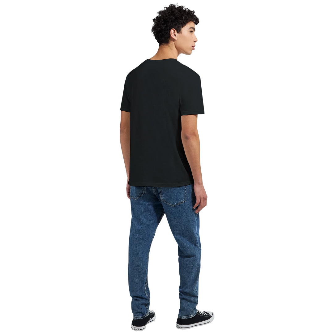 Rückansicht des schwarzen T-Shirts ohne Aufdruck, kombiniert mit blauer Jeans und Sneakern im Studio.