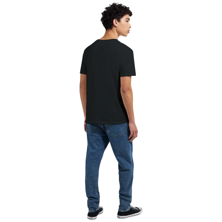 Rückansicht des schwarzen T-Shirts ohne Aufdruck, kombiniert mit blauer Jeans und Sneakern im Studio.