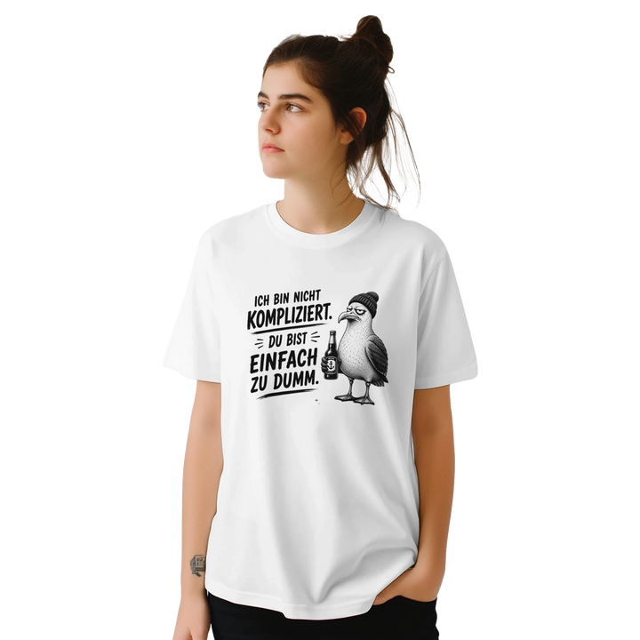 Model mit Haardutt präsentiert im Fotostudio das weiße T-Shirt mit dem Spruch &